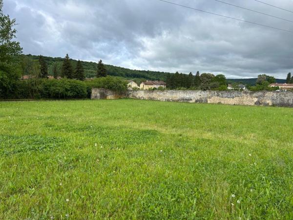 maison à renover, donnant sur une grande parcelle