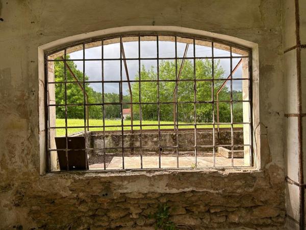 maison à renover, donnant sur une grande parcelle