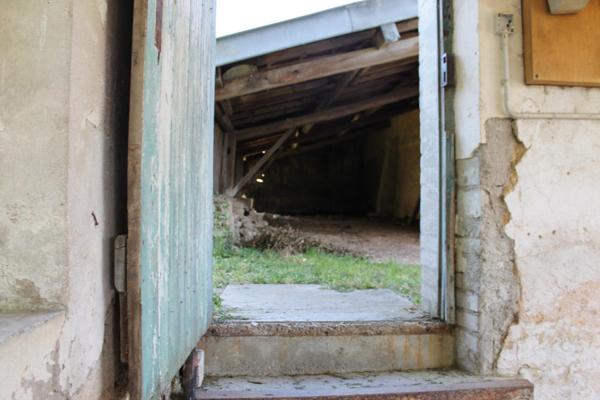 maison à renover, donnant sur une grande parcelle