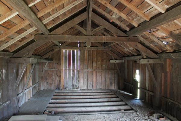 maison à renover, donnant sur une grande parcelle