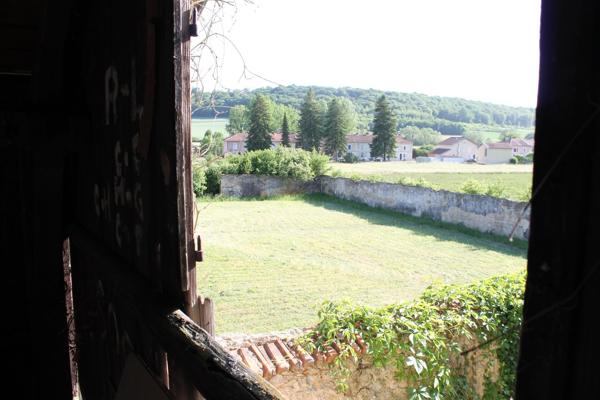 maison à renover, donnant sur une grande parcelle