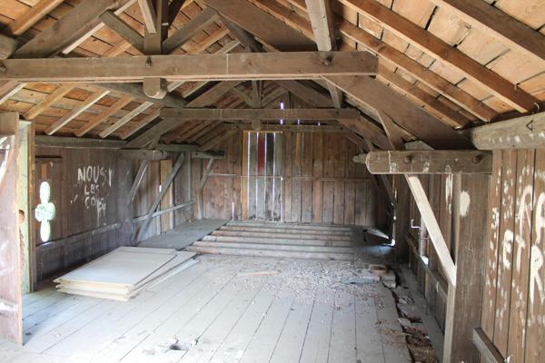 maison à renover, donnant sur une grande parcelle