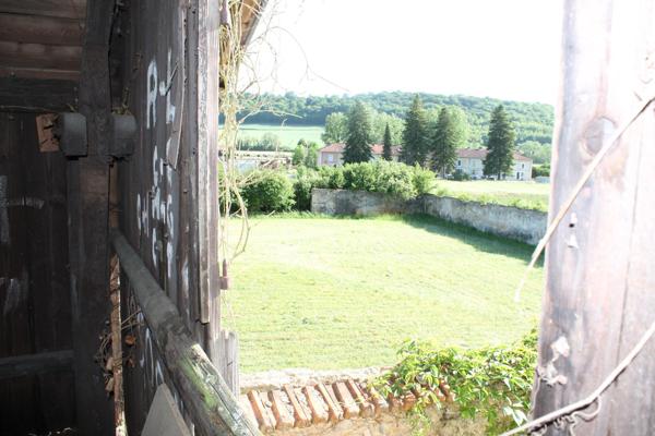 maison à renover, donnant sur une grande parcelle