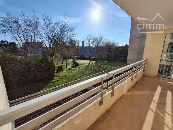 Nous vous proposons à la vente ce bel appartement type 3 situé à Blois, quartier Cabochon/Quinière.