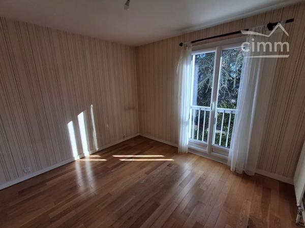 Nous vous proposons à la vente ce bel appartement type 3 situé à Blois, quartier Cabochon/Quinière.