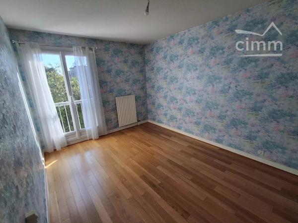 Nous vous proposons à la vente ce bel appartement type 3 situé à Blois, quartier Cabochon/Quinière.