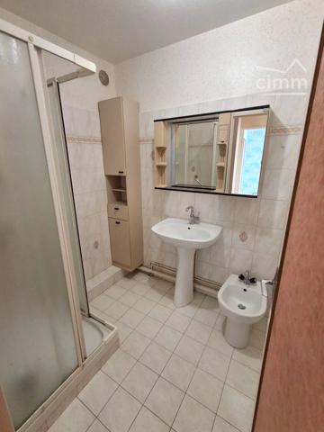 Nous vous proposons à la vente ce bel appartement type 3 situé à Blois, quartier Cabochon/Quinière.