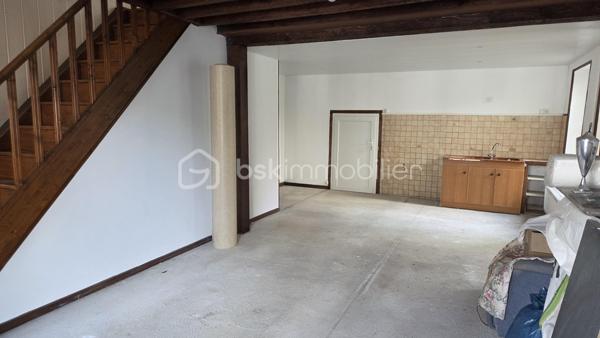 À découvrir : maison de village mitoyenne d’un côté, offrant de beaux volumes et un potentiel intéressant, idéale pour une famille ou un projet d’investissement.

Au rez-de-chaussée
Vous trouverez une grande pièce de vie conviviale comprenant une cuisine ouverte, un espace salon / salle à manger (travaux à prévoir sol et cuisine)
Un WC indépendant, une cave ainsi qu’une sortie donnant directement accès à la cour complètent ce niveau. La cour offre la possibilité d’aménager une terrasse selon vos envies.

Au 1er étage
Deux grandes chambres récemment rénovées, offrant de beaux espaces et une utilisation immédiate, salle de bain avec douche

Au 2ème étage
Deux chambres supplémentaires, dont une chambre mansardée, permettant d’accueillir famille, enfants ou de créer un espace bureau (travaux à prévoir le sol)

Les atouts
Maison de village mitoyenne d’un côté
4 chambres
Grande pièce de vie
Cave
Cour avec potentiel d’aménagement en terrasse
Chauffage au gaz
DPE : classe D
Beau potentiel familial ou locatif

Une maison pleine de possibilités, à découvrir sans tarder !

Pour plus d’informations ou organiser une visite, contactez-moi.