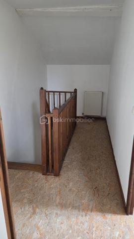 À découvrir : maison de village mitoyenne d’un côté, offrant de beaux volumes et un potentiel intéressant, idéale pour une famille ou un projet d’investissement.

Au rez-de-chaussée
Vous trouverez une grande pièce de vie conviviale comprenant une cuisine ouverte, un espace salon / salle à manger (travaux à prévoir sol et cuisine)
Un WC indépendant, une cave ainsi qu’une sortie donnant directement accès à la cour complètent ce niveau. La cour offre la possibilité d’aménager une terrasse selon vos envies.

Au 1er étage
Deux grandes chambres récemment rénovées, offrant de beaux espaces et une utilisation immédiate, salle de bain avec douche

Au 2ème étage
Deux chambres supplémentaires, dont une chambre mansardée, permettant d’accueillir famille, enfants ou de créer un espace bureau (travaux à prévoir le sol)

Les atouts
Maison de village mitoyenne d’un côté
4 chambres
Grande pièce de vie
Cave
Cour avec potentiel d’aménagement en terrasse
Chauffage au gaz
DPE : classe D
Beau potentiel familial ou locatif

Une maison pleine de possibilités, à découvrir sans tarder !

Pour plus d’informations ou organiser une visite, contactez-moi.
