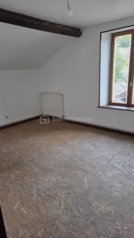 À découvrir : maison de village mitoyenne d’un côté, offrant de beaux volumes et un potentiel intéressant, idéale pour une famille ou un projet d’investissement.

Au rez-de-chaussée
Vous trouverez une grande pièce de vie conviviale comprenant une cuisine ouverte, un espace salon / salle à manger (travaux à prévoir sol et cuisine)
Un WC indépendant, une cave ainsi qu’une sortie donnant directement accès à la cour complètent ce niveau. La cour offre la possibilité d’aménager une terrasse selon vos envies.

Au 1er étage
Deux grandes chambres récemment rénovées, offrant de beaux espaces et une utilisation immédiate, salle de bain avec douche

Au 2ème étage
Deux chambres supplémentaires, dont une chambre mansardée, permettant d’accueillir famille, enfants ou de créer un espace bureau (travaux à prévoir le sol)

Les atouts
Maison de village mitoyenne d’un côté
4 chambres
Grande pièce de vie
Cave
Cour avec potentiel d’aménagement en terrasse
Chauffage au gaz
DPE : classe D
Beau potentiel familial ou locatif

Une maison pleine de possibilités, à découvrir sans tarder !

Pour plus d’informations ou organiser une visite, contactez-moi.