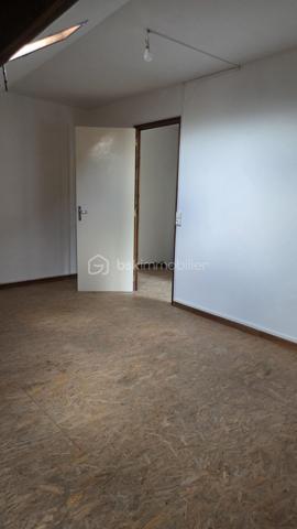 À découvrir : maison de village mitoyenne d’un côté, offrant de beaux volumes et un potentiel intéressant, idéale pour une famille ou un projet d’investissement.

Au rez-de-chaussée
Vous trouverez une grande pièce de vie conviviale comprenant une cuisine ouverte, un espace salon / salle à manger (travaux à prévoir sol et cuisine)
Un WC indépendant, une cave ainsi qu’une sortie donnant directement accès à la cour complètent ce niveau. La cour offre la possibilité d’aménager une terrasse selon vos envies.

Au 1er étage
Deux grandes chambres récemment rénovées, offrant de beaux espaces et une utilisation immédiate, salle de bain avec douche

Au 2ème étage
Deux chambres supplémentaires, dont une chambre mansardée, permettant d’accueillir famille, enfants ou de créer un espace bureau (travaux à prévoir le sol)

Les atouts
Maison de village mitoyenne d’un côté
4 chambres
Grande pièce de vie
Cave
Cour avec potentiel d’aménagement en terrasse
Chauffage au gaz
DPE : classe D
Beau potentiel familial ou locatif

Une maison pleine de possibilités, à découvrir sans tarder !

Pour plus d’informations ou organiser une visite, contactez-moi.