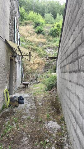 À découvrir : maison de village mitoyenne d’un côté, offrant de beaux volumes et un potentiel intéressant, idéale pour une famille ou un projet d’investissement.

Au rez-de-chaussée
Vous trouverez une grande pièce de vie conviviale comprenant une cuisine ouverte, un espace salon / salle à manger (travaux à prévoir sol et cuisine)
Un WC indépendant, une cave ainsi qu’une sortie donnant directement accès à la cour complètent ce niveau. La cour offre la possibilité d’aménager une terrasse selon vos envies.

Au 1er étage
Deux grandes chambres récemment rénovées, offrant de beaux espaces et une utilisation immédiate, salle de bain avec douche

Au 2ème étage
Deux chambres supplémentaires, dont une chambre mansardée, permettant d’accueillir famille, enfants ou de créer un espace bureau (travaux à prévoir le sol)

Les atouts
Maison de village mitoyenne d’un côté
4 chambres
Grande pièce de vie
Cave
Cour avec potentiel d’aménagement en terrasse
Chauffage au gaz
DPE : classe D
Beau potentiel familial ou locatif

Une maison pleine de possibilités, à découvrir sans tarder !

Pour plus d’informations ou organiser une visite, contactez-moi.