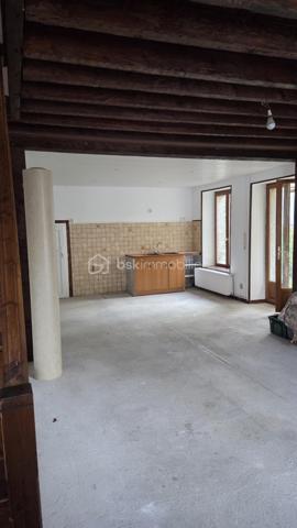 À découvrir : maison de village mitoyenne d’un côté, offrant de beaux volumes et un potentiel intéressant, idéale pour une famille ou un projet d’investissement.

Au rez-de-chaussée
Vous trouverez une grande pièce de vie conviviale comprenant une cuisine ouverte, un espace salon / salle à manger (travaux à prévoir sol et cuisine)
Un WC indépendant, une cave ainsi qu’une sortie donnant directement accès à la cour complètent ce niveau. La cour offre la possibilité d’aménager une terrasse selon vos envies.

Au 1er étage
Deux grandes chambres récemment rénovées, offrant de beaux espaces et une utilisation immédiate, salle de bain avec douche

Au 2ème étage
Deux chambres supplémentaires, dont une chambre mansardée, permettant d’accueillir famille, enfants ou de créer un espace bureau (travaux à prévoir le sol)

Les atouts
Maison de village mitoyenne d’un côté
4 chambres
Grande pièce de vie
Cave
Cour avec potentiel d’aménagement en terrasse
Chauffage au gaz
DPE : classe D
Beau potentiel familial ou locatif

Une maison pleine de possibilités, à découvrir sans tarder !

Pour plus d’informations ou organiser une visite, contactez-moi.