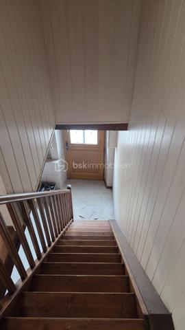 À découvrir : maison de village mitoyenne d’un côté, offrant de beaux volumes et un potentiel intéressant, idéale pour une famille ou un projet d’investissement.

Au rez-de-chaussée
Vous trouverez une grande pièce de vie conviviale comprenant une cuisine ouverte, un espace salon / salle à manger (travaux à prévoir sol et cuisine)
Un WC indépendant, une cave ainsi qu’une sortie donnant directement accès à la cour complètent ce niveau. La cour offre la possibilité d’aménager une terrasse selon vos envies.

Au 1er étage
Deux grandes chambres récemment rénovées, offrant de beaux espaces et une utilisation immédiate, salle de bain avec douche

Au 2ème étage
Deux chambres supplémentaires, dont une chambre mansardée, permettant d’accueillir famille, enfants ou de créer un espace bureau (travaux à prévoir le sol)

Les atouts
Maison de village mitoyenne d’un côté
4 chambres
Grande pièce de vie
Cave
Cour avec potentiel d’aménagement en terrasse
Chauffage au gaz
DPE : classe D
Beau potentiel familial ou locatif

Une maison pleine de possibilités, à découvrir sans tarder !

Pour plus d’informations ou organiser une visite, contactez-moi.