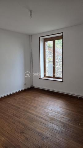 À découvrir : maison de village mitoyenne d’un côté, offrant de beaux volumes et un potentiel intéressant, idéale pour une famille ou un projet d’investissement.

Au rez-de-chaussée
Vous trouverez une grande pièce de vie conviviale comprenant une cuisine ouverte, un espace salon / salle à manger (travaux à prévoir sol et cuisine)
Un WC indépendant, une cave ainsi qu’une sortie donnant directement accès à la cour complètent ce niveau. La cour offre la possibilité d’aménager une terrasse selon vos envies.

Au 1er étage
Deux grandes chambres récemment rénovées, offrant de beaux espaces et une utilisation immédiate, salle de bain avec douche

Au 2ème étage
Deux chambres supplémentaires, dont une chambre mansardée, permettant d’accueillir famille, enfants ou de créer un espace bureau (travaux à prévoir le sol)

Les atouts
Maison de village mitoyenne d’un côté
4 chambres
Grande pièce de vie
Cave
Cour avec potentiel d’aménagement en terrasse
Chauffage au gaz
DPE : classe D
Beau potentiel familial ou locatif

Une maison pleine de possibilités, à découvrir sans tarder !

Pour plus d’informations ou organiser une visite, contactez-moi.