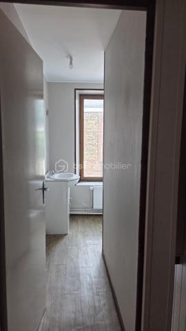 À découvrir : maison de village mitoyenne d’un côté, offrant de beaux volumes et un potentiel intéressant, idéale pour une famille ou un projet d’investissement.

Au rez-de-chaussée
Vous trouverez une grande pièce de vie conviviale comprenant une cuisine ouverte, un espace salon / salle à manger (travaux à prévoir sol et cuisine)
Un WC indépendant, une cave ainsi qu’une sortie donnant directement accès à la cour complètent ce niveau. La cour offre la possibilité d’aménager une terrasse selon vos envies.

Au 1er étage
Deux grandes chambres récemment rénovées, offrant de beaux espaces et une utilisation immédiate, salle de bain avec douche

Au 2ème étage
Deux chambres supplémentaires, dont une chambre mansardée, permettant d’accueillir famille, enfants ou de créer un espace bureau (travaux à prévoir le sol)

Les atouts
Maison de village mitoyenne d’un côté
4 chambres
Grande pièce de vie
Cave
Cour avec potentiel d’aménagement en terrasse
Chauffage au gaz
DPE : classe D
Beau potentiel familial ou locatif

Une maison pleine de possibilités, à découvrir sans tarder !

Pour plus d’informations ou organiser une visite, contactez-moi.