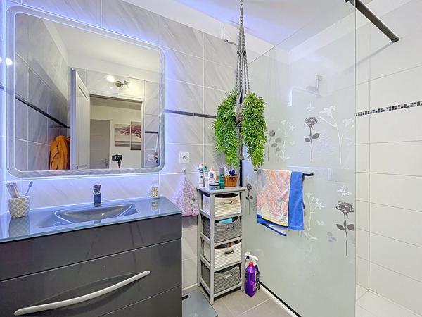 Appartement Pierrevert 4 pièces piscine, terrasses et garage