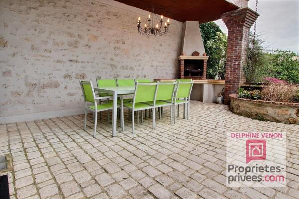 Maison bourgeoise de 225 m² classe énergie C avec double garage et jardin en centre ville de Châteauneuf sur Loire
