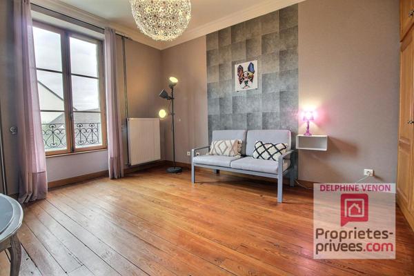 Maison bourgeoise de 225 m² classe énergie C avec double garage et jardin en centre ville de Châteauneuf sur Loire
