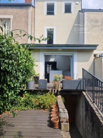 TOURS - Quartier La Fuye - Maison 3 pièces, 2 chambres, son jardin arboré et ses 2 caves.