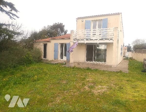 A environ 300 m de l'océan et de la plage, maison d'habitation à rafraîchir  avec garage et jardin.