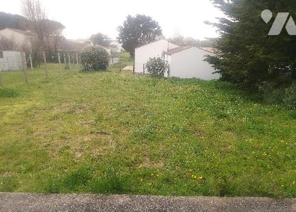 A environ 300 m de l'océan et de la plage, maison d'habitation à rafraîchir  avec garage et jardin.