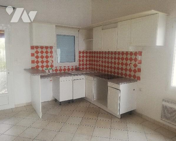 A environ 300 m de l'océan et de la plage, maison d'habitation à rafraîchir  avec garage et jardin.