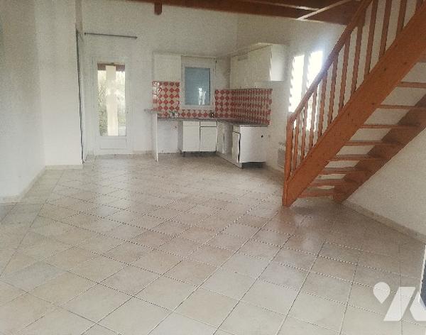 A environ 300 m de l'océan et de la plage, maison d'habitation à rafraîchir  avec garage et jardin.