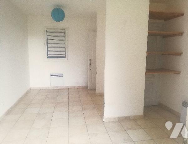 A environ 300 m de l'océan et de la plage, maison d'habitation à rafraîchir  avec garage et jardin.