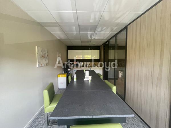 Bureaux à louer à Loos espaces aménagés et balcon proche de Lille