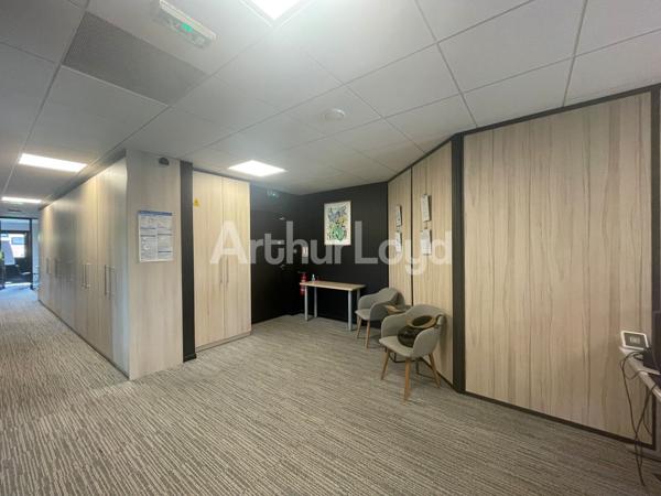 Bureaux à louer à Loos espaces aménagés et balcon proche de Lille