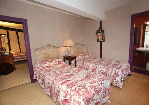 Maison de charme 470m², 12 pièces dont 7 chambres.