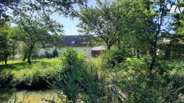 Maison avec parc et petit plan d'eau