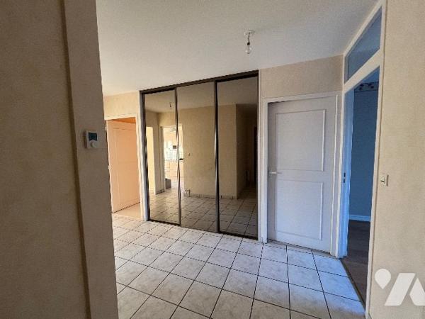 ST-GENEST-LERPT Appartement cœur de ville spacieux et lumineux de 106 m², 3 chambres et terrasse