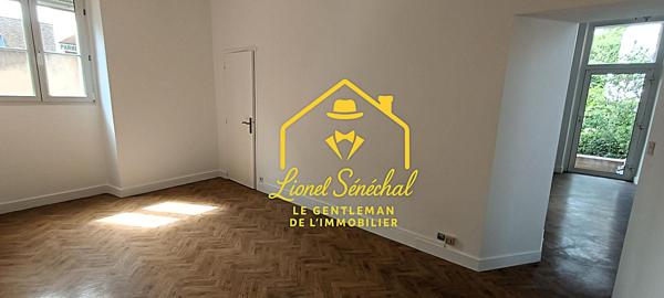 Appartement  lumineux et rénové de 3 pièces  de 50 m2 à Savigné l' Evêque