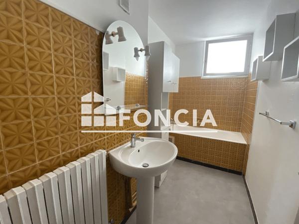 Location Appartement 4 pièces 72.36 m² - PROMENADE CERVANTES Nimes 30900