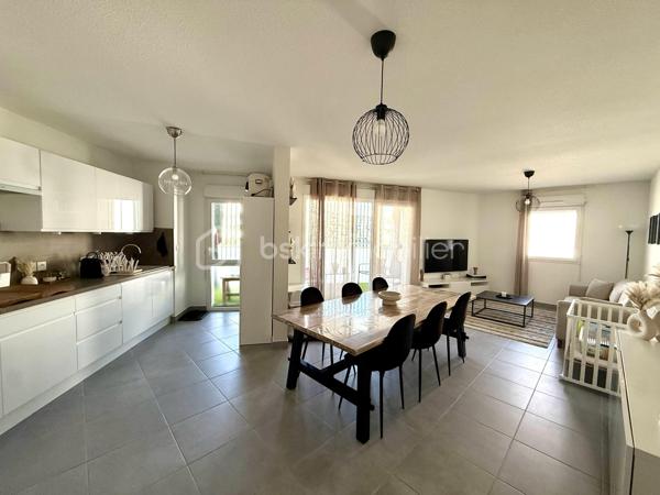 ✨ À découvrir sans tarder ! ✨
🏡 Superbe appartement lumineux de 87 m² – 4 pièces – 3 chambres 🏡

Situé au 2ᵉ étage d’une résidence récente de 2020, cet appartement moderne et parfaitement entretenu vous séduira par ses beaux volumes et sa luminosité ☀️

🔹 Pièce de vie spacieuse de 35 m²
🔹 3 belles chambres 🛏️
🔹 Entrée avec placard intégré
🔹 Salle de bains de 5 m² 🛁
🔹 WC séparé
🔹 Terrasse d’environ 15 m² exposée sud-ouest 🌅
🔹 Climatisation réversible ❄️☀️
🔹 Logement adapté PMR ♿

✅ Agencement optimisé possibilité 4 eme chambres
✅ Prestations récentes et normes actuelles
✅ Confort et sérénité au quotidien

🚗 Garage fermé en sous-sol pour plus de sécurité et de praticité.

📍 Emplacement idéal :
À proximité immédiate des commerces 🛍️, écoles 🎓, transports 🚍, espaces verts 🌳 et équipements sportifs ⚽
Accès rapide à l’A75 🚗

💰 Prix de vente : 279 000 €
💧 Charges annuelles : 2 500 € (eau + entretien copropriété)

👨‍👩‍👧‍👦 Idéal pour une famille ou un investissement locatif recherchant confort, sécurité et praticité.

📞 Visites sur rendez-vous et disponible 7/7
Pour plus d’informations ou organiser une visite :

📲 Céline Taormina – BSK Immobilier
☎️ 06 35 21 91 15
📧 c.taormina@bskimmobilier.com