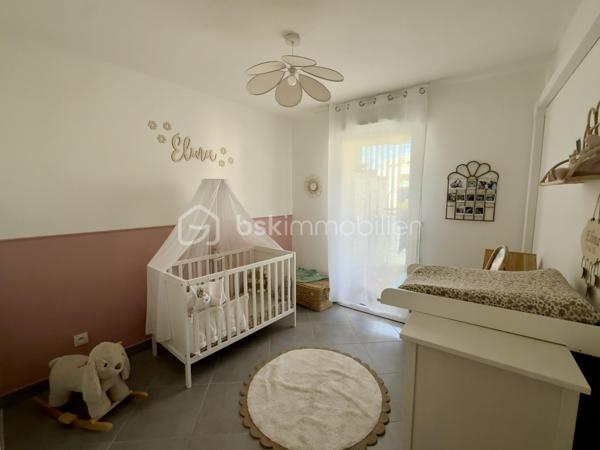 ✨ À découvrir sans tarder ! ✨
🏡 Superbe appartement lumineux de 87 m² – 4 pièces – 3 chambres 🏡

Situé au 2ᵉ étage d’une résidence récente de 2020, cet appartement moderne et parfaitement entretenu vous séduira par ses beaux volumes et sa luminosité ☀️

🔹 Pièce de vie spacieuse de 35 m²
🔹 3 belles chambres 🛏️
🔹 Entrée avec placard intégré
🔹 Salle de bains de 5 m² 🛁
🔹 WC séparé
🔹 Terrasse d’environ 15 m² exposée sud-ouest 🌅
🔹 Climatisation réversible ❄️☀️
🔹 Logement adapté PMR ♿

✅ Agencement optimisé possibilité 4 eme chambres
✅ Prestations récentes et normes actuelles
✅ Confort et sérénité au quotidien

🚗 Garage fermé en sous-sol pour plus de sécurité et de praticité.

📍 Emplacement idéal :
À proximité immédiate des commerces 🛍️, écoles 🎓, transports 🚍, espaces verts 🌳 et équipements sportifs ⚽
Accès rapide à l’A75 🚗

💰 Prix de vente : 279 000 €
💧 Charges annuelles : 2 500 € (eau + entretien copropriété)

👨‍👩‍👧‍👦 Idéal pour une famille ou un investissement locatif recherchant confort, sécurité et praticité.

📞 Visites sur rendez-vous et disponible 7/7
Pour plus d’informations ou organiser une visite :

📲 Céline Taormina – BSK Immobilier
☎️ 06 35 21 91 15
📧 c.taormina@bskimmobilier.com
