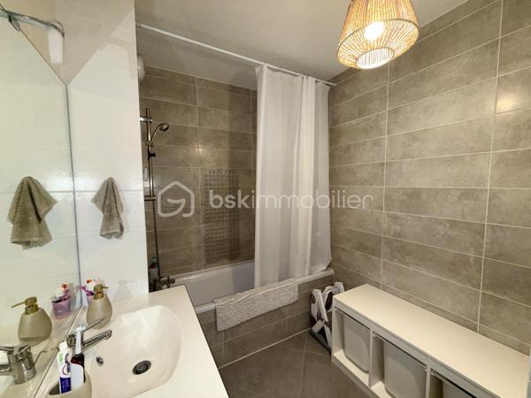 ✨ À découvrir sans tarder ! ✨
🏡 Superbe appartement lumineux de 87 m² – 4 pièces – 3 chambres 🏡

Situé au 2ᵉ étage d’une résidence récente de 2020, cet appartement moderne et parfaitement entretenu vous séduira par ses beaux volumes et sa luminosité ☀️

🔹 Pièce de vie spacieuse de 35 m²
🔹 3 belles chambres 🛏️
🔹 Entrée avec placard intégré
🔹 Salle de bains de 5 m² 🛁
🔹 WC séparé
🔹 Terrasse d’environ 15 m² exposée sud-ouest 🌅
🔹 Climatisation réversible ❄️☀️
🔹 Logement adapté PMR ♿

✅ Agencement optimisé possibilité 4 eme chambres
✅ Prestations récentes et normes actuelles
✅ Confort et sérénité au quotidien

🚗 Garage fermé en sous-sol pour plus de sécurité et de praticité.

📍 Emplacement idéal :
À proximité immédiate des commerces 🛍️, écoles 🎓, transports 🚍, espaces verts 🌳 et équipements sportifs ⚽
Accès rapide à l’A75 🚗

💰 Prix de vente : 279 000 €
💧 Charges annuelles : 2 500 € (eau + entretien copropriété)

👨‍👩‍👧‍👦 Idéal pour une famille ou un investissement locatif recherchant confort, sécurité et praticité.

📞 Visites sur rendez-vous et disponible 7/7
Pour plus d’informations ou organiser une visite :

📲 Céline Taormina – BSK Immobilier
☎️ 06 35 21 91 15
📧 c.taormina@bskimmobilier.com