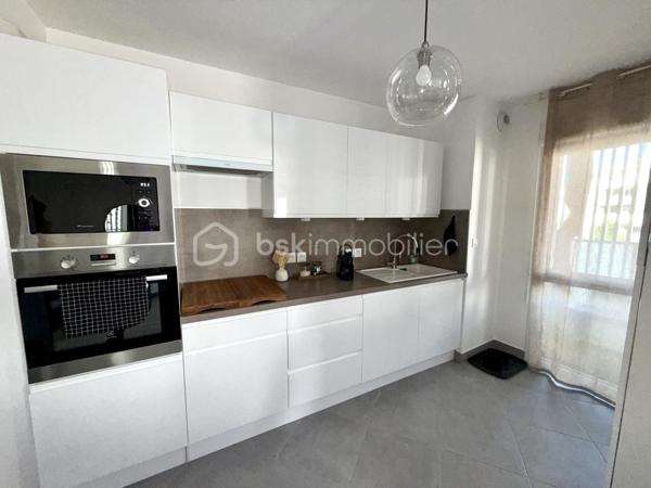 ✨ À découvrir sans tarder ! ✨
🏡 Superbe appartement lumineux de 87 m² – 4 pièces – 3 chambres 🏡

Situé au 2ᵉ étage d’une résidence récente de 2020, cet appartement moderne et parfaitement entretenu vous séduira par ses beaux volumes et sa luminosité ☀️

🔹 Pièce de vie spacieuse de 35 m²
🔹 3 belles chambres 🛏️
🔹 Entrée avec placard intégré
🔹 Salle de bains de 5 m² 🛁
🔹 WC séparé
🔹 Terrasse d’environ 15 m² exposée sud-ouest 🌅
🔹 Climatisation réversible ❄️☀️
🔹 Logement adapté PMR ♿

✅ Agencement optimisé possibilité 4 eme chambres
✅ Prestations récentes et normes actuelles
✅ Confort et sérénité au quotidien

🚗 Garage fermé en sous-sol pour plus de sécurité et de praticité.

📍 Emplacement idéal :
À proximité immédiate des commerces 🛍️, écoles 🎓, transports 🚍, espaces verts 🌳 et équipements sportifs ⚽
Accès rapide à l’A75 🚗

💰 Prix de vente : 279 000 €
💧 Charges annuelles : 2 500 € (eau + entretien copropriété)

👨‍👩‍👧‍👦 Idéal pour une famille ou un investissement locatif recherchant confort, sécurité et praticité.

📞 Visites sur rendez-vous et disponible 7/7
Pour plus d’informations ou organiser une visite :

📲 Céline Taormina – BSK Immobilier
☎️ 06 35 21 91 15
📧 c.taormina@bskimmobilier.com