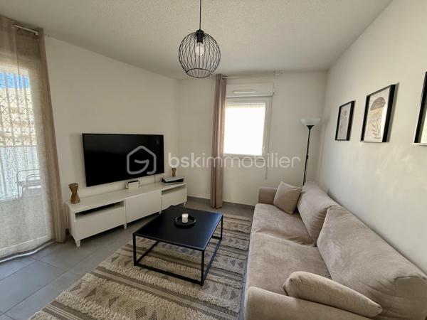 ✨ À découvrir sans tarder ! ✨
🏡 Superbe appartement lumineux de 87 m² – 4 pièces – 3 chambres 🏡

Situé au 2ᵉ étage d’une résidence récente de 2020, cet appartement moderne et parfaitement entretenu vous séduira par ses beaux volumes et sa luminosité ☀️

🔹 Pièce de vie spacieuse de 35 m²
🔹 3 belles chambres 🛏️
🔹 Entrée avec placard intégré
🔹 Salle de bains de 5 m² 🛁
🔹 WC séparé
🔹 Terrasse d’environ 15 m² exposée sud-ouest 🌅
🔹 Climatisation réversible ❄️☀️
🔹 Logement adapté PMR ♿

✅ Agencement optimisé possibilité 4 eme chambres
✅ Prestations récentes et normes actuelles
✅ Confort et sérénité au quotidien

🚗 Garage fermé en sous-sol pour plus de sécurité et de praticité.

📍 Emplacement idéal :
À proximité immédiate des commerces 🛍️, écoles 🎓, transports 🚍, espaces verts 🌳 et équipements sportifs ⚽
Accès rapide à l’A75 🚗

💰 Prix de vente : 279 000 €
💧 Charges annuelles : 2 500 € (eau + entretien copropriété)

👨‍👩‍👧‍👦 Idéal pour une famille ou un investissement locatif recherchant confort, sécurité et praticité.

📞 Visites sur rendez-vous et disponible 7/7
Pour plus d’informations ou organiser une visite :

📲 Céline Taormina – BSK Immobilier
☎️ 06 35 21 91 15
📧 c.taormina@bskimmobilier.com