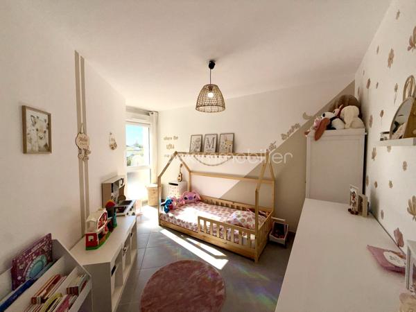 ✨ À découvrir sans tarder ! ✨
🏡 Superbe appartement lumineux de 87 m² – 4 pièces – 3 chambres 🏡

Situé au 2ᵉ étage d’une résidence récente de 2020, cet appartement moderne et parfaitement entretenu vous séduira par ses beaux volumes et sa luminosité ☀️

🔹 Pièce de vie spacieuse de 35 m²
🔹 3 belles chambres 🛏️
🔹 Entrée avec placard intégré
🔹 Salle de bains de 5 m² 🛁
🔹 WC séparé
🔹 Terrasse d’environ 15 m² exposée sud-ouest 🌅
🔹 Climatisation réversible ❄️☀️
🔹 Logement adapté PMR ♿

✅ Agencement optimisé possibilité 4 eme chambres
✅ Prestations récentes et normes actuelles
✅ Confort et sérénité au quotidien

🚗 Garage fermé en sous-sol pour plus de sécurité et de praticité.

📍 Emplacement idéal :
À proximité immédiate des commerces 🛍️, écoles 🎓, transports 🚍, espaces verts 🌳 et équipements sportifs ⚽
Accès rapide à l’A75 🚗

💰 Prix de vente : 279 000 €
💧 Charges annuelles : 2 500 € (eau + entretien copropriété)

👨‍👩‍👧‍👦 Idéal pour une famille ou un investissement locatif recherchant confort, sécurité et praticité.

📞 Visites sur rendez-vous et disponible 7/7
Pour plus d’informations ou organiser une visite :

📲 Céline Taormina – BSK Immobilier
☎️ 06 35 21 91 15
📧 c.taormina@bskimmobilier.com