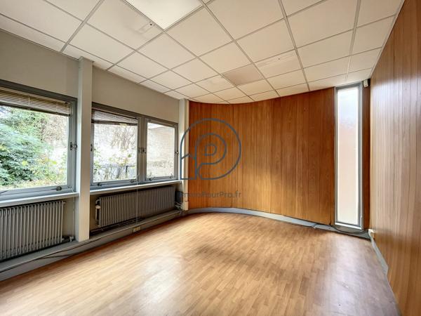 Rdc pour profession libérale : 2 lots de 136 m2 et 163 m2
