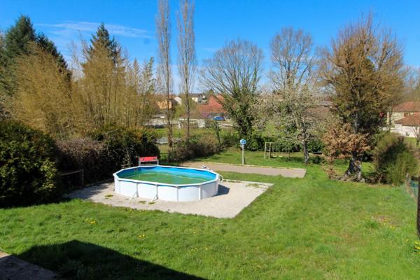 Maison avec grand terrain au calme