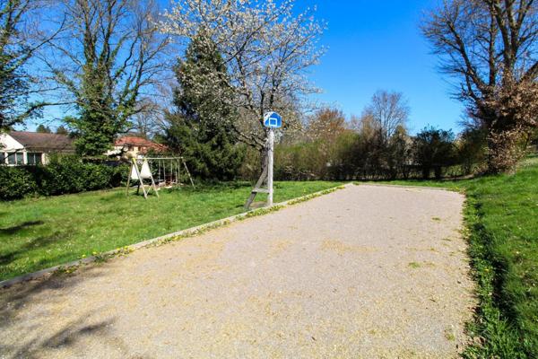 Maison avec grand terrain au calme