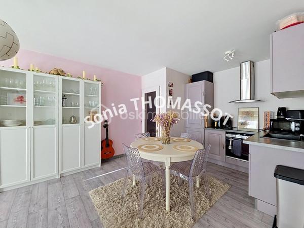 À découvrir sans tarder, ce bel appartement de type 2 situé au 2e étage avec ascenseur, au sein d’une très belle copropriété parfaitement entretenue, avec jardin privatif réservé aux résidents.

Aucuns travaux à prévoir.

L’appartement se compose d’une entrée, d’une agréable pièce de vie lumineuse avec salon-séjour et cuisine entièrement aménagée et équipée, d’une belle chambre avec grands placards et dressing, ainsi que d’une salle de bain avec WC.

Idéalement situé à proximité immédiate de la place de la République, cet appartement offre un cadre de vie agréable, proche de toutes les commodités.

À visiter rapidement.