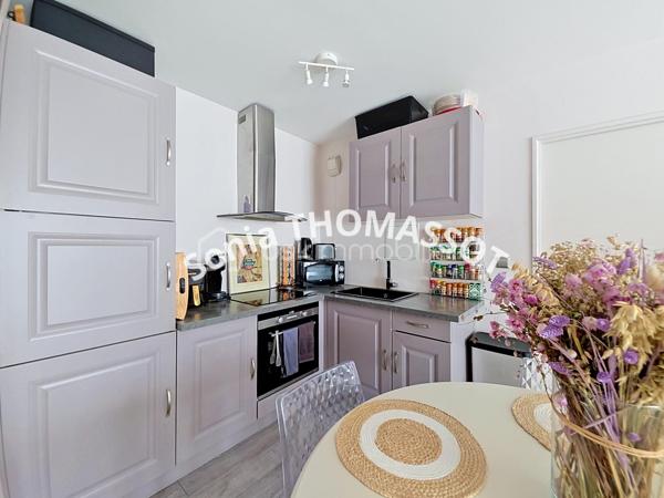 À découvrir sans tarder, ce bel appartement de type 2 situé au 2e étage avec ascenseur, au sein d’une très belle copropriété parfaitement entretenue, avec jardin privatif réservé aux résidents.

Aucuns travaux à prévoir.

L’appartement se compose d’une entrée, d’une agréable pièce de vie lumineuse avec salon-séjour et cuisine entièrement aménagée et équipée, d’une belle chambre avec grands placards et dressing, ainsi que d’une salle de bain avec WC.

Idéalement situé à proximité immédiate de la place de la République, cet appartement offre un cadre de vie agréable, proche de toutes les commodités.

À visiter rapidement.