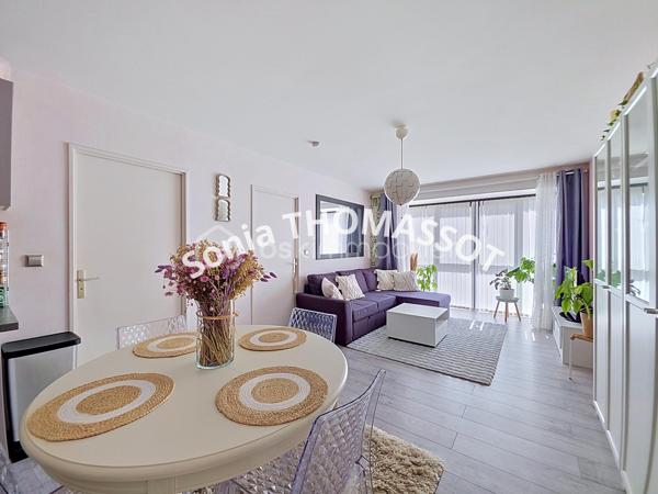 À découvrir sans tarder, ce bel appartement de type 2 situé au 2e étage avec ascenseur, au sein d’une très belle copropriété parfaitement entretenue, avec jardin privatif réservé aux résidents.

Aucuns travaux à prévoir.

L’appartement se compose d’une entrée, d’une agréable pièce de vie lumineuse avec salon-séjour et cuisine entièrement aménagée et équipée, d’une belle chambre avec grands placards et dressing, ainsi que d’une salle de bain avec WC.

Idéalement situé à proximité immédiate de la place de la République, cet appartement offre un cadre de vie agréable, proche de toutes les commodités.

À visiter rapidement.