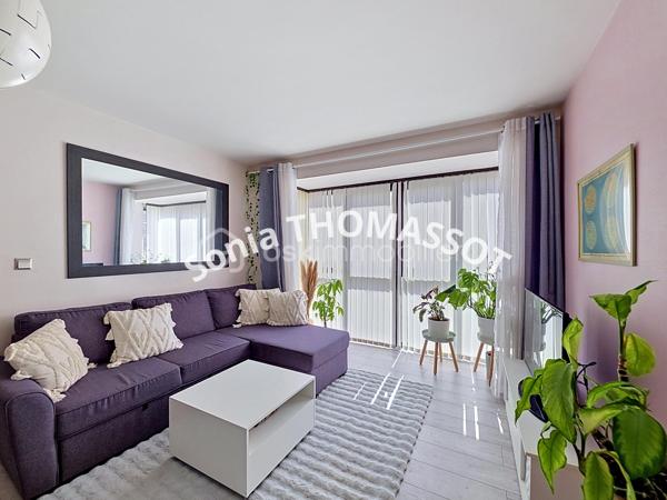 À découvrir sans tarder, ce bel appartement de type 2 situé au 2e étage avec ascenseur, au sein d’une très belle copropriété parfaitement entretenue, avec jardin privatif réservé aux résidents.

Aucuns travaux à prévoir.

L’appartement se compose d’une entrée, d’une agréable pièce de vie lumineuse avec salon-séjour et cuisine entièrement aménagée et équipée, d’une belle chambre avec grands placards et dressing, ainsi que d’une salle de bain avec WC.

Idéalement situé à proximité immédiate de la place de la République, cet appartement offre un cadre de vie agréable, proche de toutes les commodités.

À visiter rapidement.