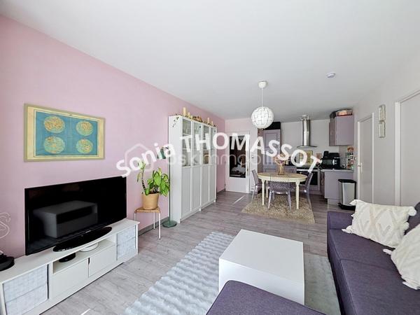 À découvrir sans tarder, ce bel appartement de type 2 situé au 2e étage avec ascenseur, au sein d’une très belle copropriété parfaitement entretenue, avec jardin privatif réservé aux résidents.

Aucuns travaux à prévoir.

L’appartement se compose d’une entrée, d’une agréable pièce de vie lumineuse avec salon-séjour et cuisine entièrement aménagée et équipée, d’une belle chambre avec grands placards et dressing, ainsi que d’une salle de bain avec WC.

Idéalement situé à proximité immédiate de la place de la République, cet appartement offre un cadre de vie agréable, proche de toutes les commodités.

À visiter rapidement.